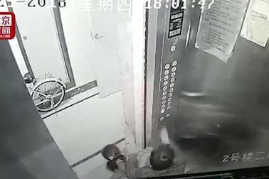 "Yêu râu xanh" cưỡng hôn hai bé gái trong thang máy gây phẫn nộ