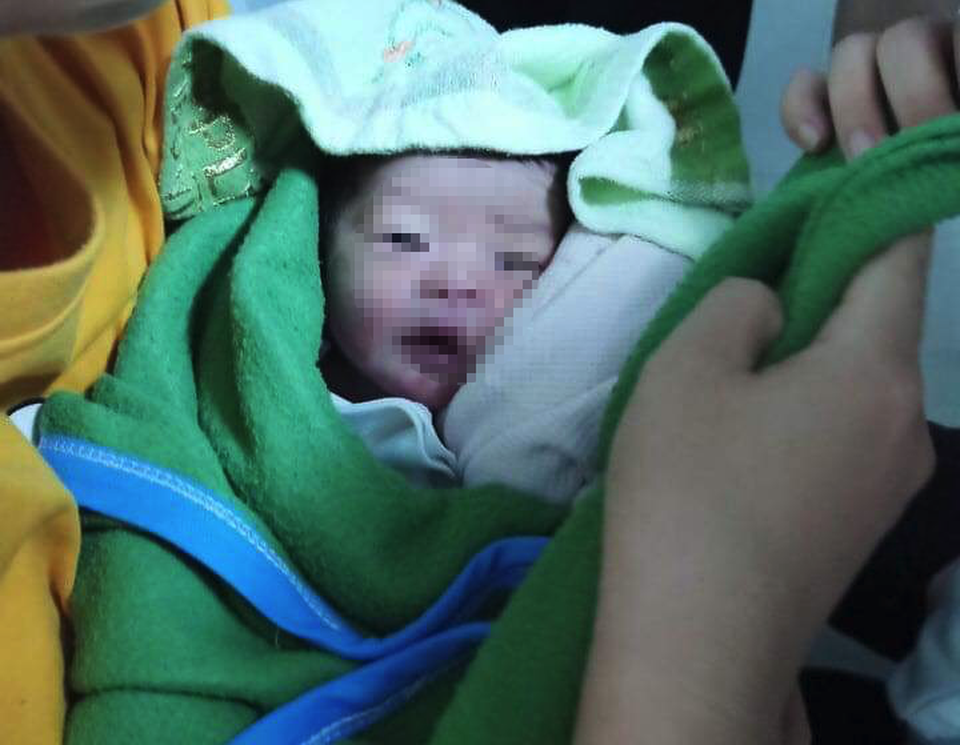 Bé trai còn nguyên dây rốn bị bỏ rơi trên ghế đá - 1 Bé trai còn nguyên dây rốn bị bỏ rơi trên ghế đá - 1