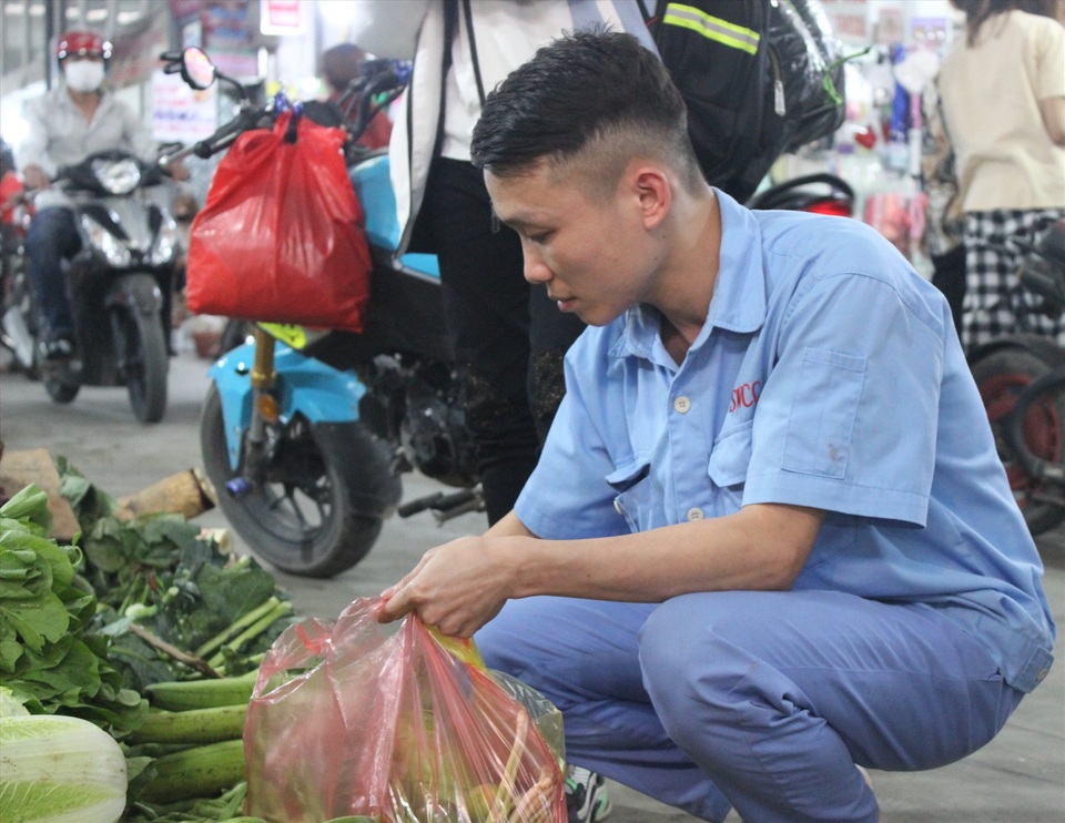 Công nhân khu công nghiệp đi chợ thế nào trong đợt dịch Covid-19? - 1 Công nhân khu công nghiệp đi chợ thế nào trong đợt dịch Covid-19? - 1