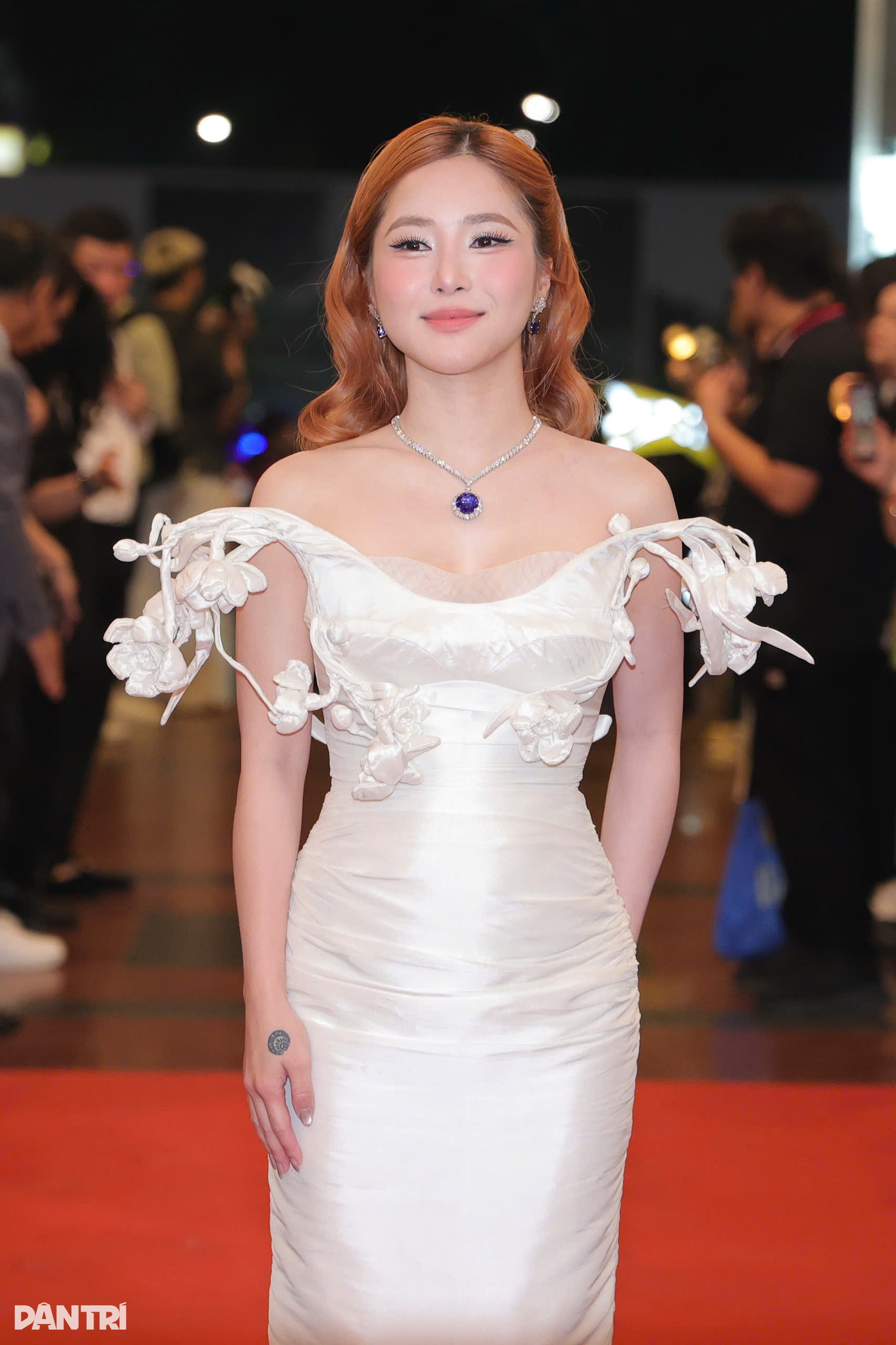 SOOBIN và Hòa Minzy như hoàng tử, công chúa lộng lẫy trên thảm đỏ Cống hiến - 9