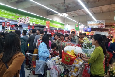 Người dân Thủ đô chen chân sắm Tết trong siêu thị