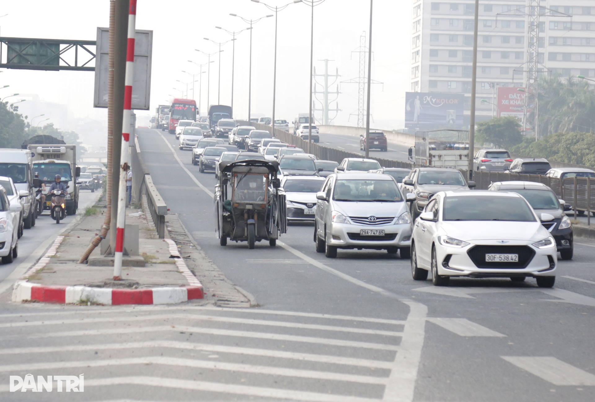 Xe biển xanh, xe sang đi vào làn khẩn cấp đường Vành đai 3 - 6 Xe biển xanh, xe sang đi vào làn khẩn cấp đường Vành đai 3 - 6