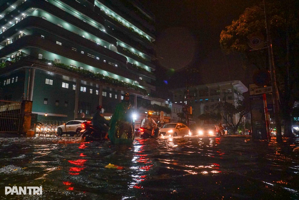 Mưa kèm sấm sét khiến cây xanh bật gốc, đường phố Đà Nẵng ngập úng - 3