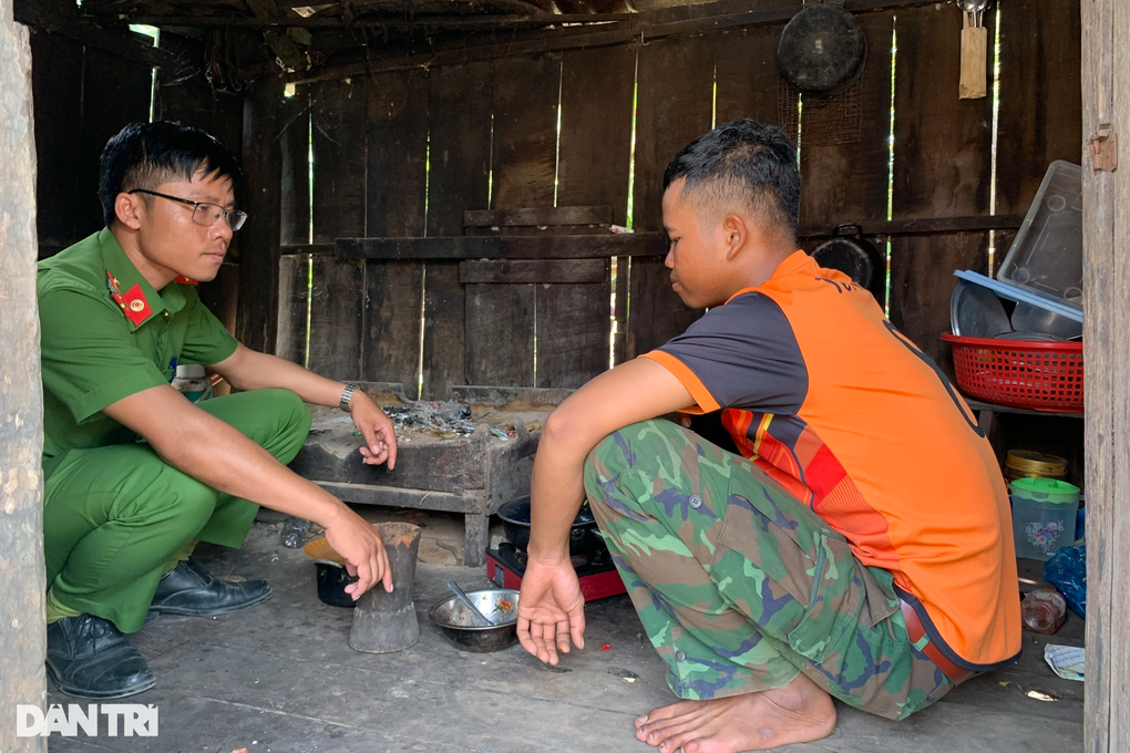 Năm anh em mồ côi khốn khổ vẫn quyết không cho em gái út - 4 Năm anh em mồ côi khốn khổ vẫn quyết không cho em gái út - 4