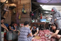 Nhiều người đến mua ủng hộ chị bán thịt bị hắt chất bẩn