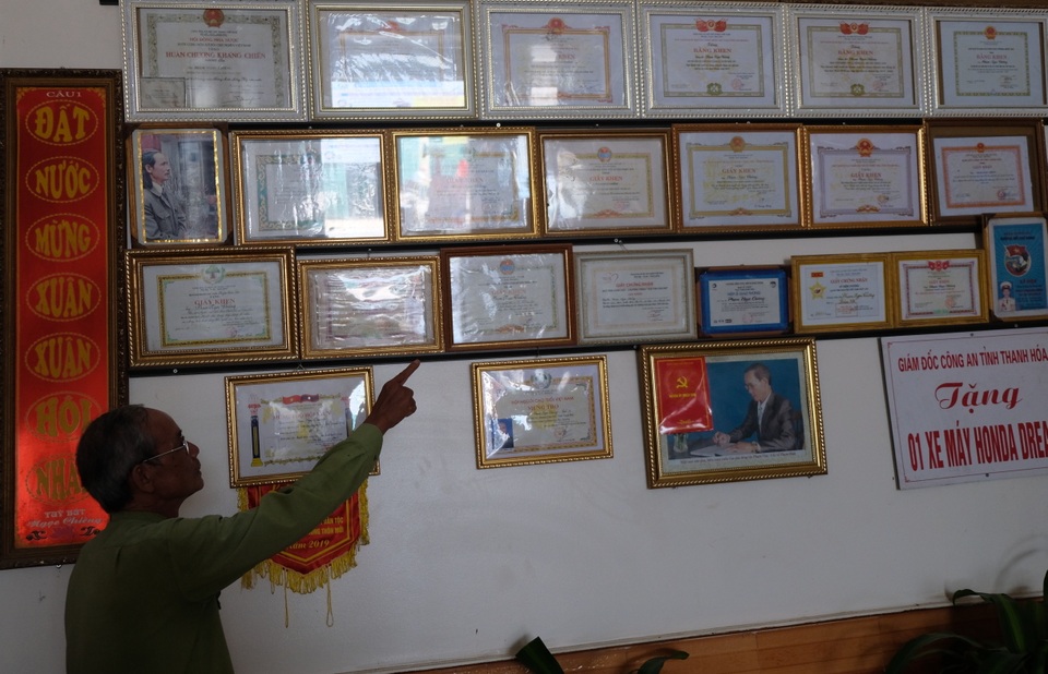 Cựu binh cõng loa đi hàng chục cây số mỗi ngày để tuyên truyền bầu cử - 4 Cựu binh cõng loa đi hàng chục cây số mỗi ngày để tuyên truyền bầu cử - 4