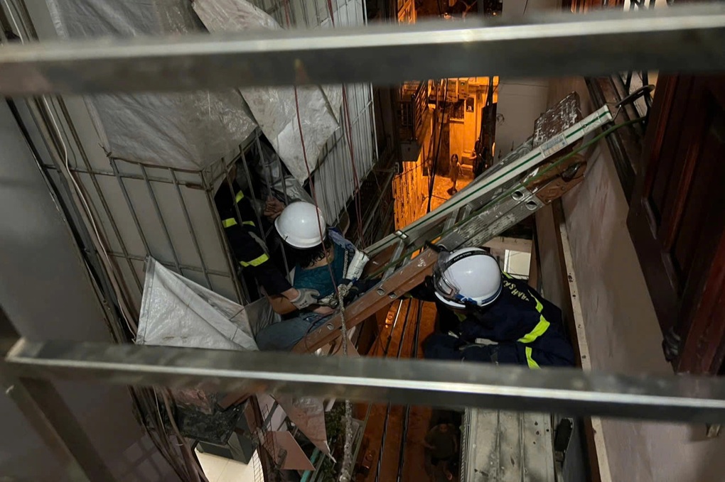 Giải cứu người phụ nữ mắc kẹt trong ngôi nhà 3 tầng ở Hà Nội - 1 Giải cứu người phụ nữ mắc kẹt trong ngôi nhà 3 tầng ở Hà Nội - 1