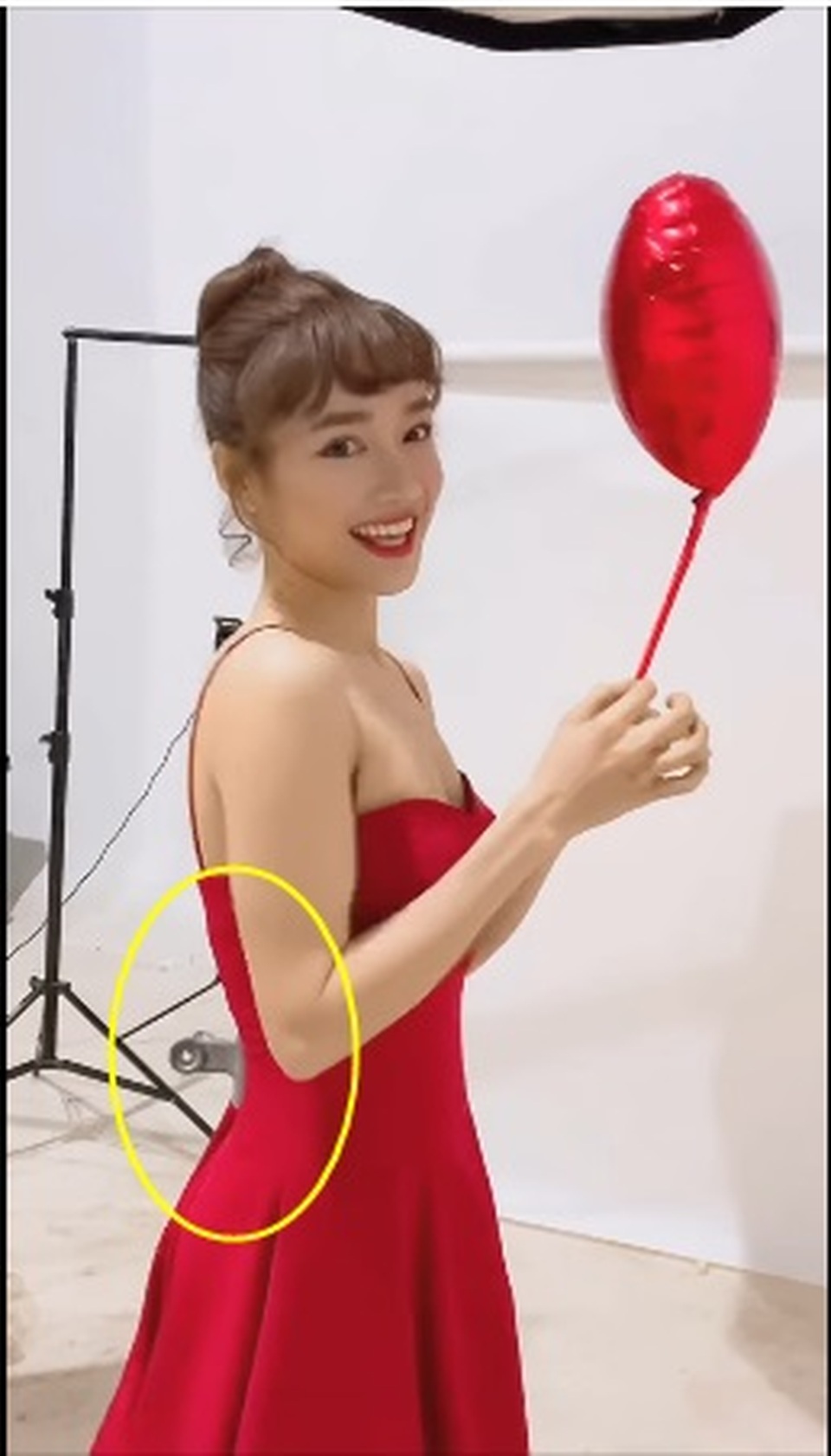 Hài hước muôn kiểu “chữa cháy” váy áo khi sao gặp sự cố - 3 Hài hước muôn kiểu “chữa cháy” váy áo khi sao gặp sự cố - 3