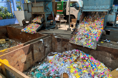 Gần 800kg bánh, kẹo, hạt "bẩn" tại TPHCM bị tiêu hủy bằng cách xay nát