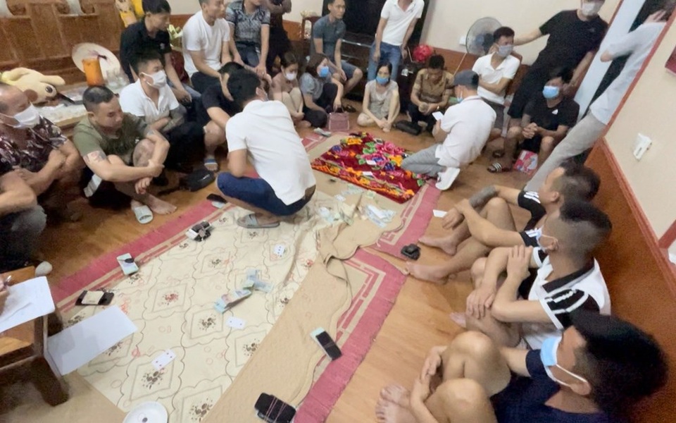 Sát phạt nhau giữa mùa dịch Covid-19, 15 con bạc bị khởi tố - 1 Sát phạt nhau giữa mùa dịch Covid-19, 15 con bạc bị khởi tố - 1