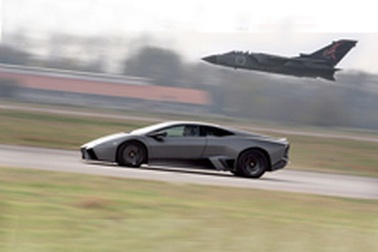 Lamborghini Reventón “so tài” với máy bay phản lực 