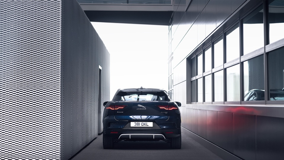 Jaguar I-Pace thông minh hơn, sạc điện nhanh hơn - 9 Jaguar I-Pace thông minh hơn, sạc điện nhanh hơn - 9