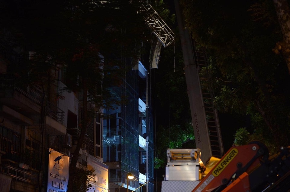 Hà Nội: Sập giàn giáo trên phố Nguyễn Công Trứ, 4 người thương vong - 6 Hà Nội: Sập giàn giáo trên phố Nguyễn Công Trứ, 4 người thương vong - 6