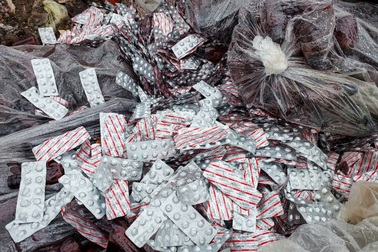 Lượng lớn thuốc tân dược còn hạn sử dụng bị đổ bên đường ở Đà Nẵng