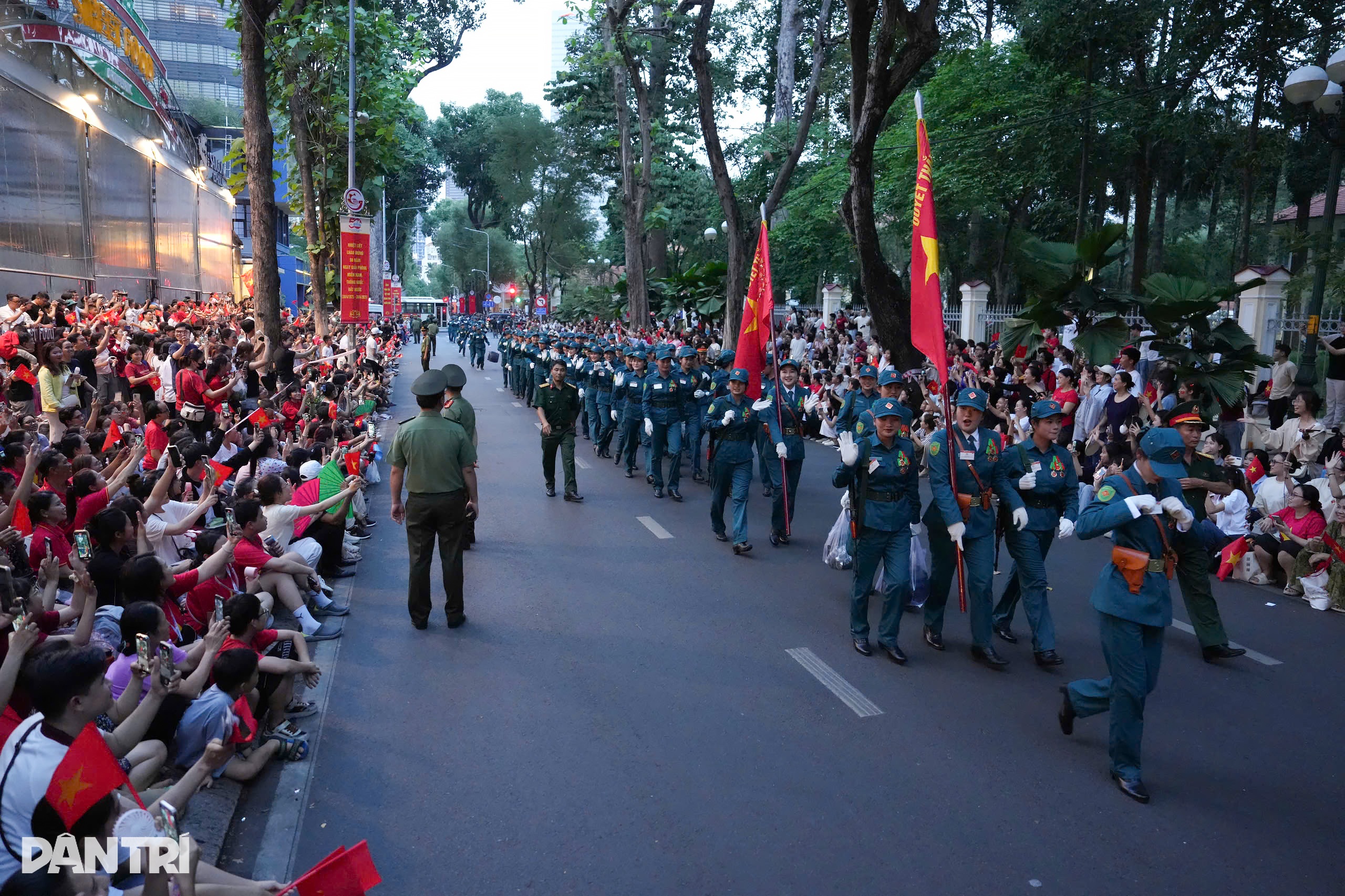 View - Người dân TPHCM reo mừng khi chiến sĩ tham gia diễu binh xuất hiện | Báo Dân trí