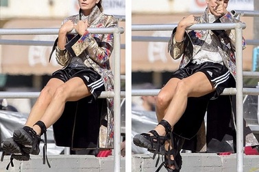 51 tuổi, siêu mẫu Cindy Crawford tự tin diện quần ngắn tạo dáng trước ống kính