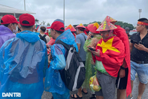 Hà Nội đội mưa ra sân Mỹ Đình, TPHCM đổ xuống đường "tiếp lửa"