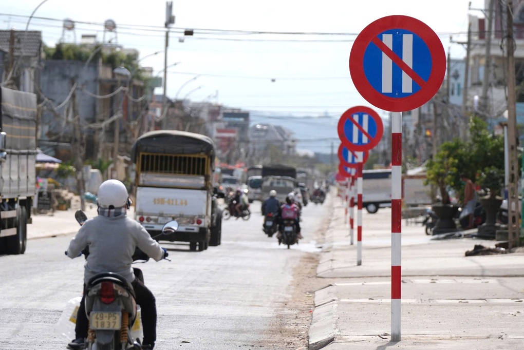 1公里的道路案有23個禁令標誌：浪費金錢，負責的錢-3