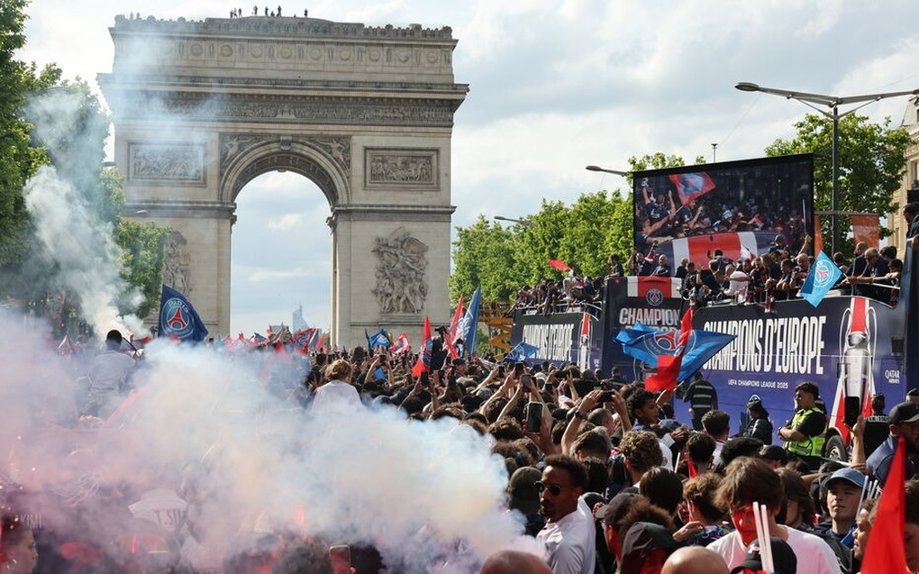 Biển người chào đón các cầu thủ PSG ăn mừng chức vô địch Champions League - 3 Biển người chào đón các cầu thủ PSG ăn mừng chức vô địch Champions League - 3