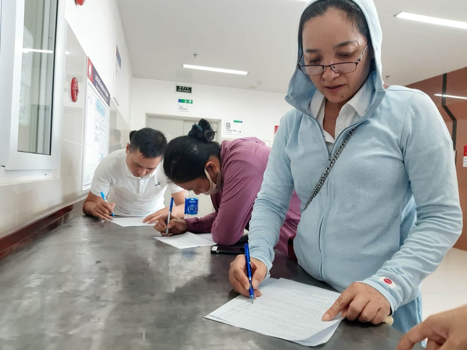 Hàng trăm người hiến máu, cứu nạn nhân vụ lật xe ở Quảng Bình - 2 Hàng trăm người hiến máu, cứu nạn nhân vụ lật xe ở Quảng Bình - 2