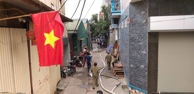 Hiện trường vụ cháy làm 8 người chết tại Hà Nội: Người mẹ gào khóc ngồi đợi nhận thi thể con trai - Ảnh 13. Hiện trường vụ cháy làm 8 người chết tại Hà Nội: Người mẹ gào khóc ngồi đợi nhận thi thể con trai - Ảnh 13.