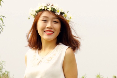 Nữ sinh Hà Nội lãng mạn bên cúc họa mi