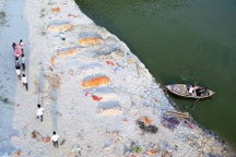 Thảm kịch phía sau những thi thể trôi dạt trên dòng sông thiêng ở Ấn Độ