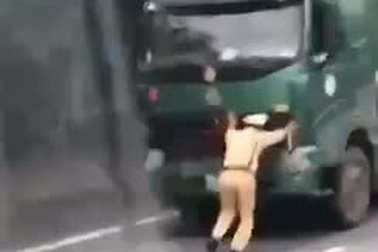 CSGT Ninh Bình bị tài xế đẩy đi lùi trên đoạn đường dài.