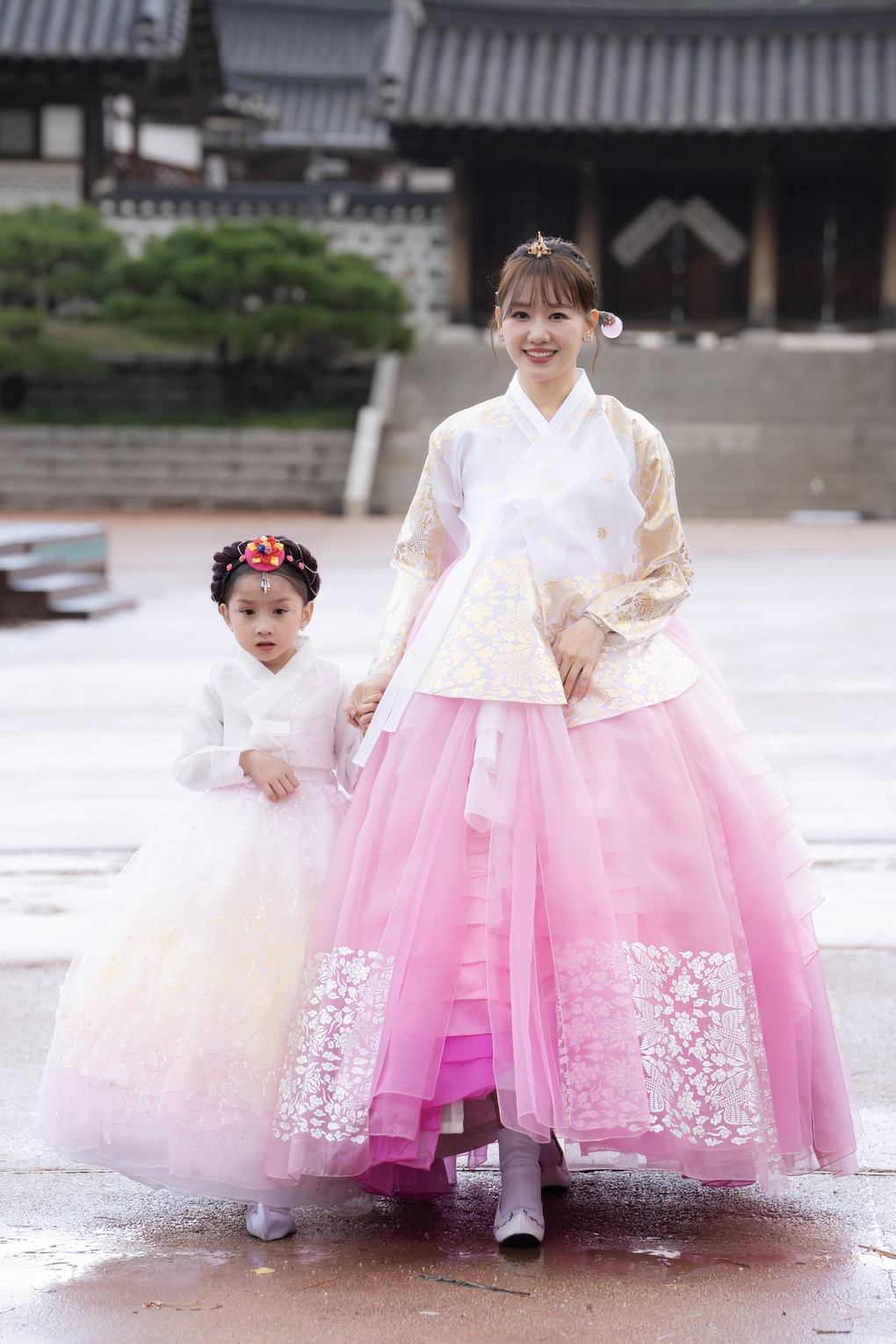 Hoa hậu HHen Niê, mẫu nhí Bảo Hà catwalk trong mưa rét tại Hàn Quốc - 11 Hoa hậu HHen Niê, mẫu nhí Bảo Hà catwalk trong mưa rét tại Hàn Quốc - 11