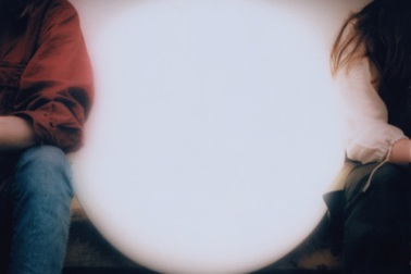 Chạm vào đời nhau