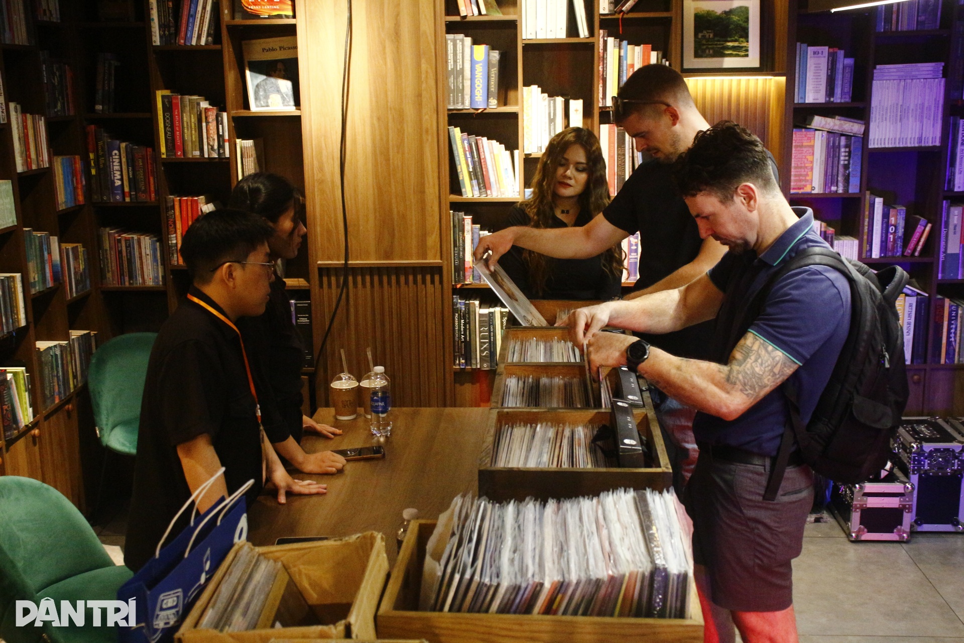 Dạo giữa “thế giới vinyl” ở hội chợ đĩa than Sài Gòn - 11 Dạo giữa “thế giới vinyl” ở hội chợ đĩa than Sài Gòn - 11