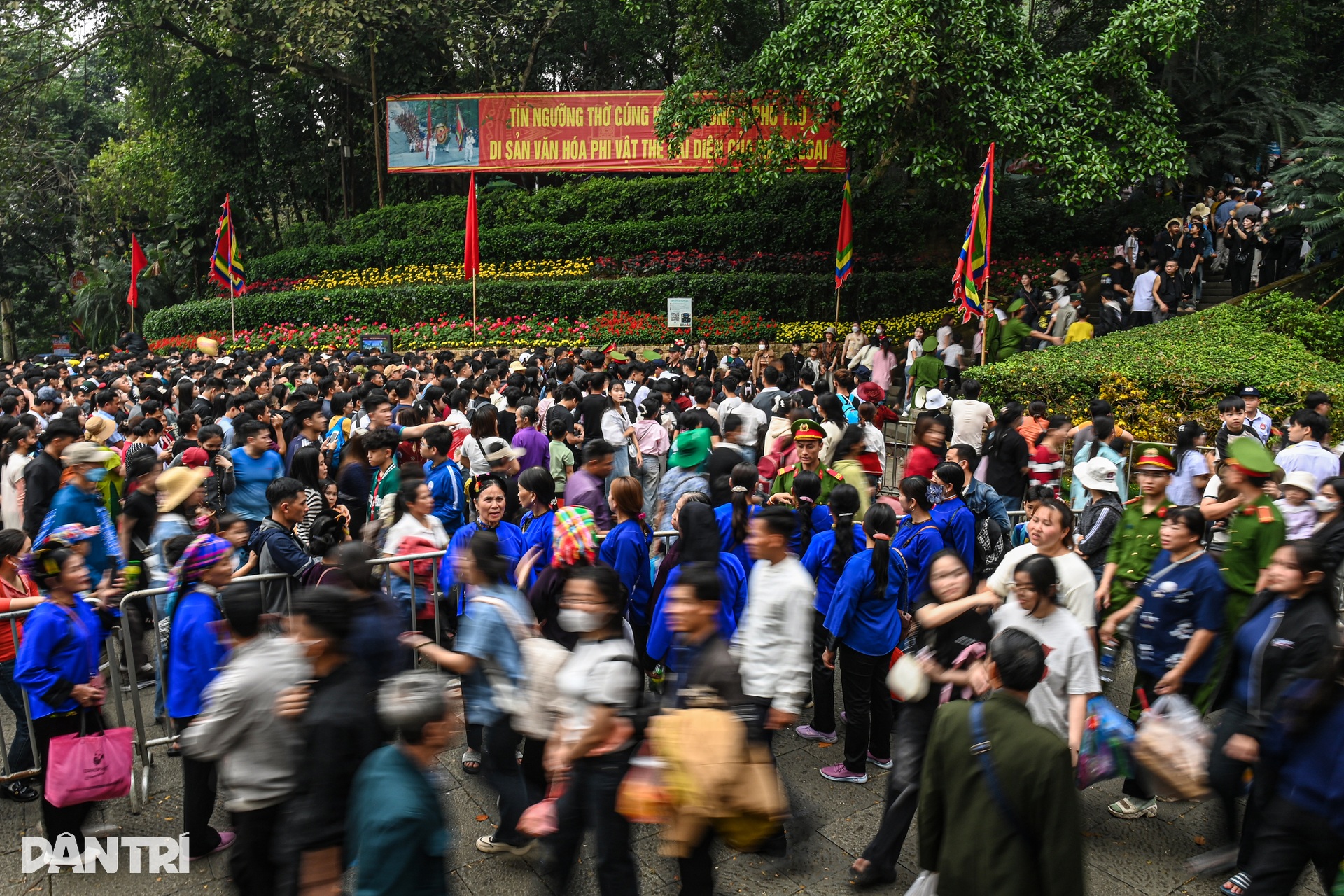 Biển người đổ về Đền Hùng, chen chân lên núi Nghĩa Lĩnh dâng hương - 3 Biển người đổ về Đền Hùng, chen chân lên núi Nghĩa Lĩnh dâng hương - 3