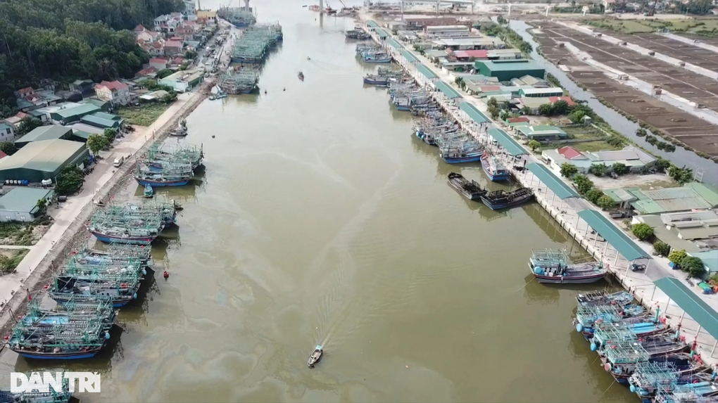 Vụ cháy 5 tàu cá ở Nghệ An: Hộp cứu hỏa rỗng không - 1 Vụ cháy 5 tàu cá ở Nghệ An: Hộp cứu hỏa rỗng không - 1