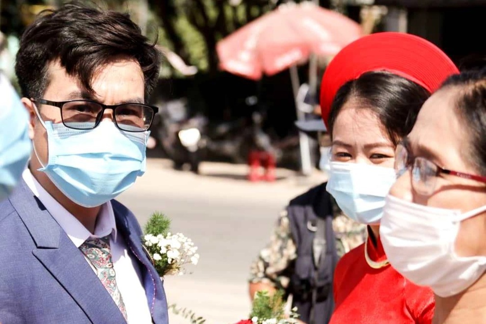 Lễ cưới tại chốt kiểm dịch, cô dâu chú rể trao sính lễ rồi... ai về nhà nấy - 3 Lễ cưới tại chốt kiểm dịch, cô dâu chú rể trao sính lễ rồi... ai về nhà nấy - 3