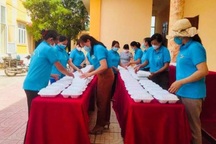 Hàng nghìn suất cơm nghĩa tình đến với bà con trong khu cách ly