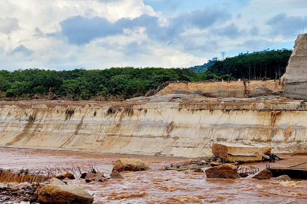 Tan hoang sau vụ vỡ tường đập thủy điện - 3 Tan hoang sau vụ vỡ tường đập thủy điện - 3