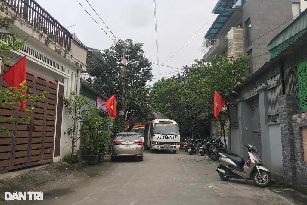 Vụ nữ sinh lớp 10 tự tử: Người mẹ xin chuyển lớp cho con nhưng không được - 2 Vụ nữ sinh lớp 10 tự tử: Người mẹ xin chuyển lớp cho con nhưng không được - 2