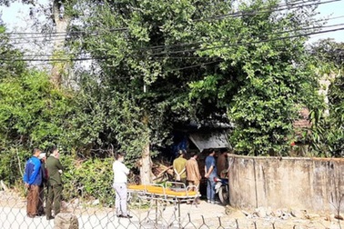 Vụ mẹ treo cổ, con chết trước sân: Do mâu thuẫn vợ chồng?