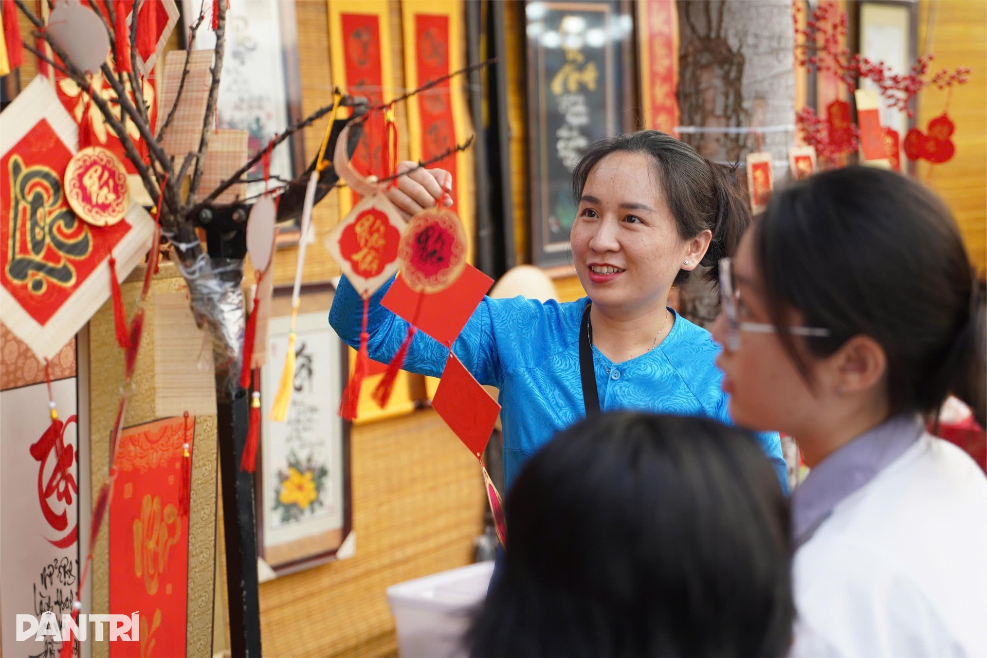 Tất bật chuẩn bị cho Chợ hoa xuân Trên bến dưới thuyền duy nhất tại TPHCM - 9 Tất bật chuẩn bị cho Chợ hoa xuân Trên bến dưới thuyền duy nhất tại TPHCM - 9