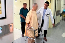Gãy cổ xương đùi, cụ ông 102 tuổi vẫn tin tưởng để bác sĩ FV phẫu thuật và đi được trở lại