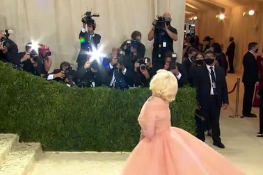 Billie Eilish xuất hiện tại sự kiện Met Gala mới đây