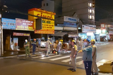 Cháy bãi xe, người dân ôm tài sản tháo chạy trong đêm