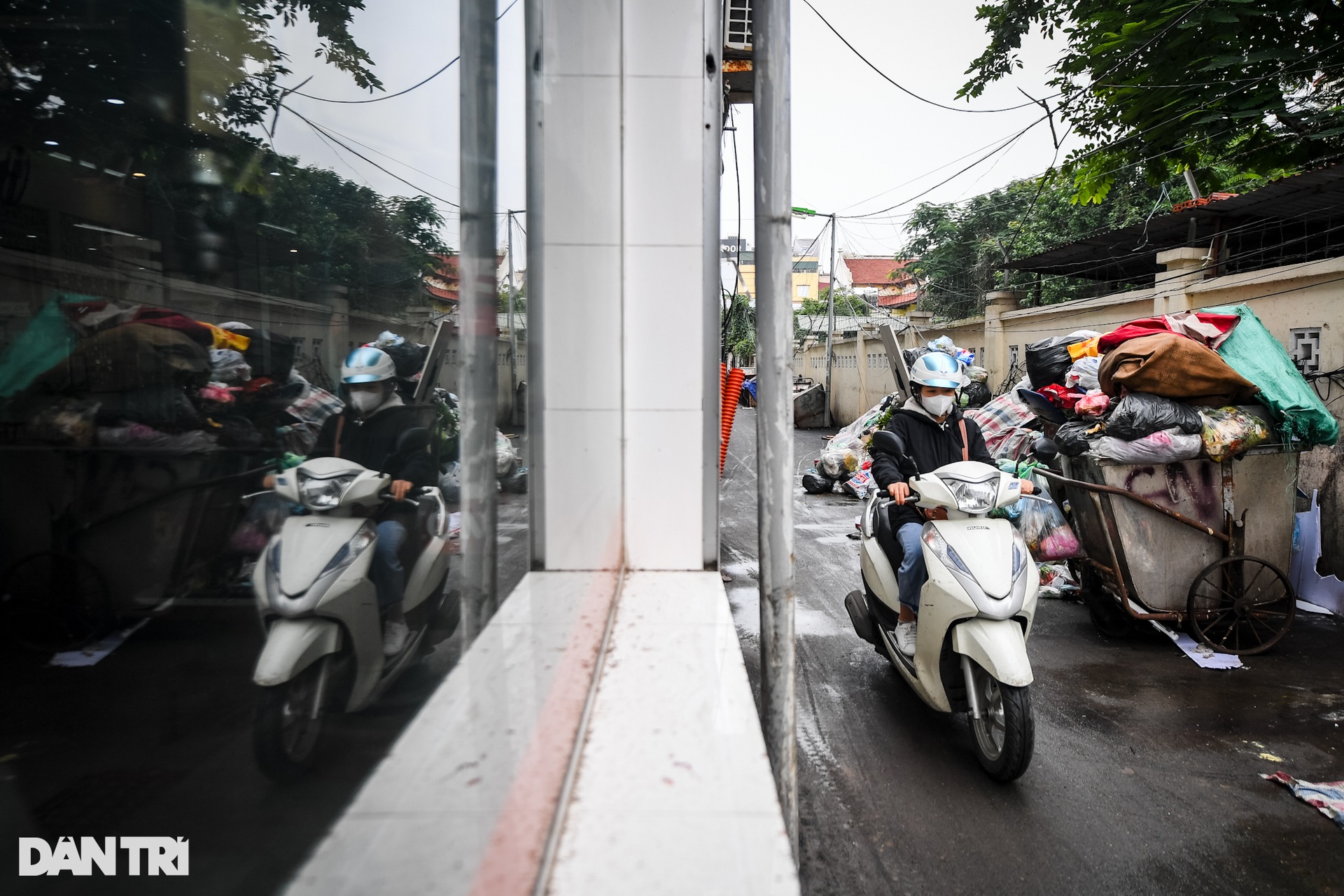 Rác thải ùn ứ, cao quá đầu người trên nhiều tuyến phố, khu dân cư ở Hà Nội - 13 Rác thải ùn ứ, cao quá đầu người trên nhiều tuyến phố, khu dân cư ở Hà Nội - 13