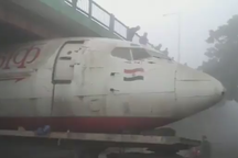 Máy bay Ấn Độ kẹt cứng dưới gầm cầu vượt