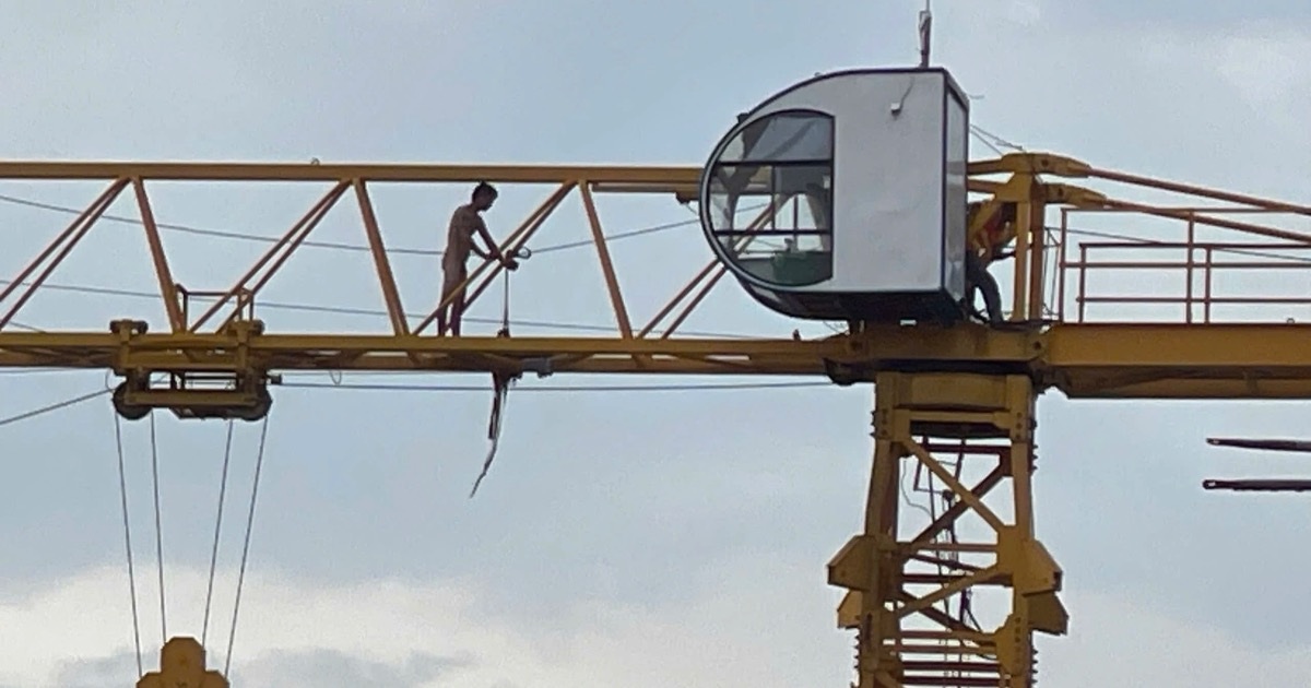 Người đàn ông khỏa thân đi dạo trên cần cẩu công trình ở Bình Dương