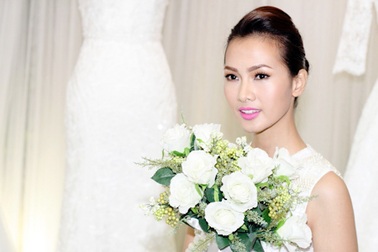 Anh Thư tinh khôi màu áo cưới