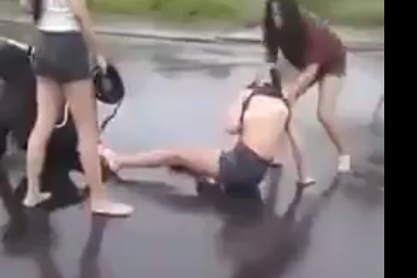 Điều tra clip thiếu nữ bị đánh hội đồng giữa đường