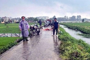 Người phụ nữ nghi bị sét đánh tử vong ở Hà Nội