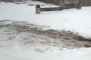 Nước nổi bọt trắng xóa như tuyết đổ về sau cơn mưa