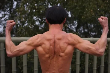 Cụ ông U80 có bụng 8 múi và cơ bắp cuồn cuộn, tóc đen như trai trẻ